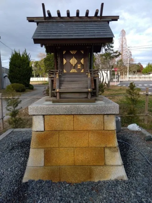 祠の基壇清掃