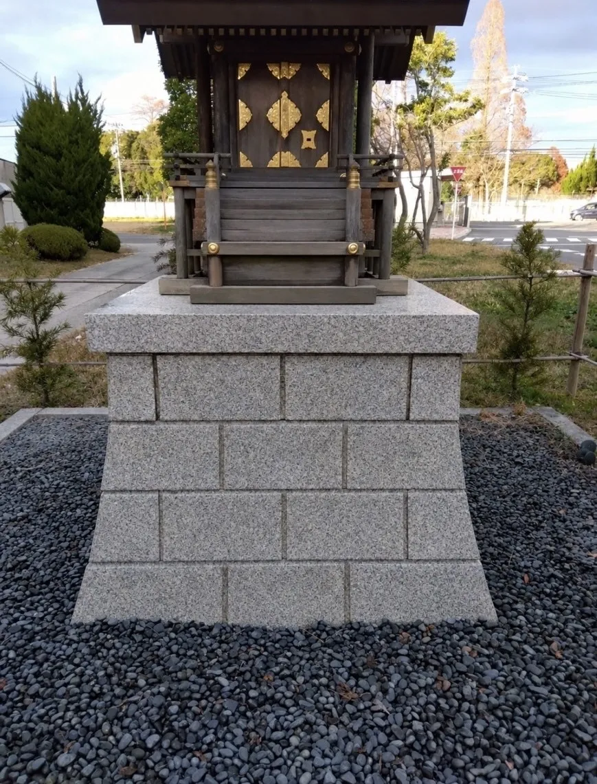 祠の基壇清掃